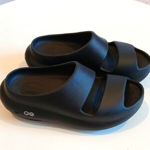 OOOFOS BLACK SLIDE SANDALS WOMEN 9 MENS 7 EUC